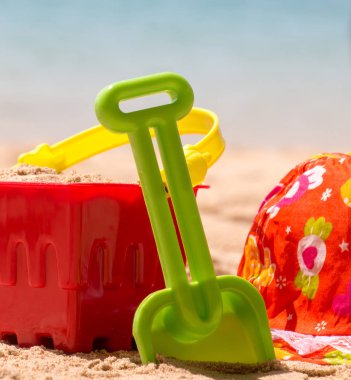 Kova ve okyanus tarafından Spade gösterir yaz tatili