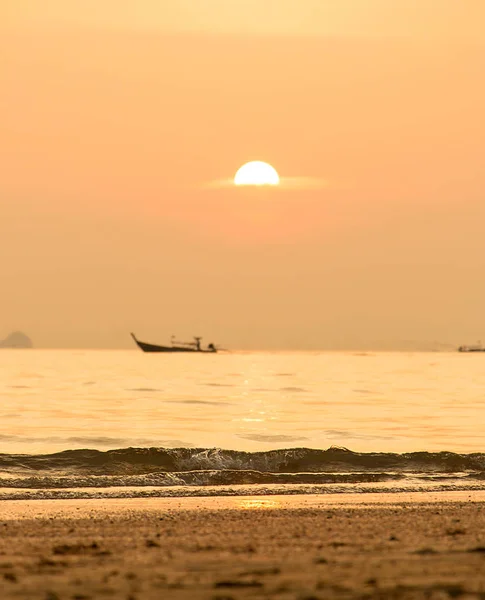 Zonsondergang In Thailand met zee en Longtail boot — Stockfoto