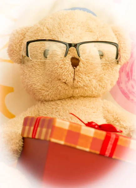 Teddy Bear ha appena ricevuto una confezione regalo — Foto Stock