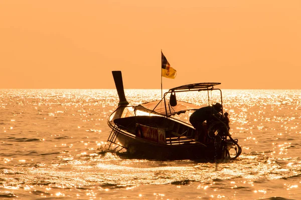 Barca a coda lunga In Phuket Thailandia durante il tramonto — Foto Stock