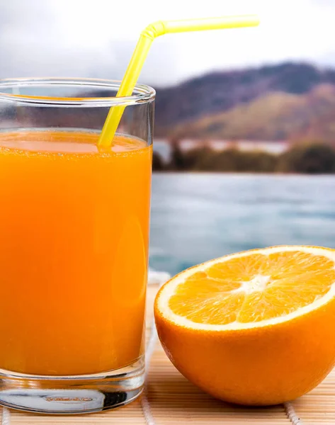 Verse jus d'orange betekent citrusvruchten en drank — Stockfoto