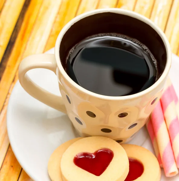 Kahve kalp kurabiye Bickies Delicious ve Snack gösterir — Stok fotoğraf