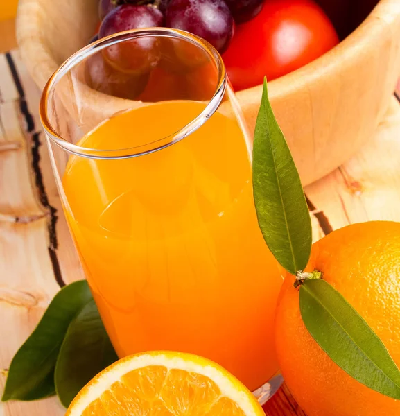 Le jus d'orange pressé représente les agrumes et la boisson — Photo