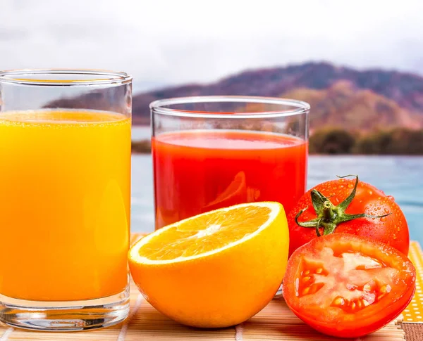 Un jus rafraîchissant indique une saine alimentation et des jus sains — Photo