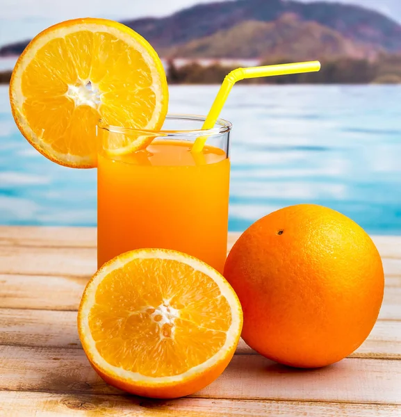 Le jus d'orange pressé indique les fruits tropicaux et naturels — Photo