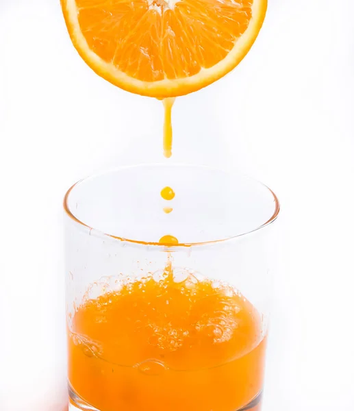 Zumo de naranja saludable indica refrescos maduros y sedientos — Foto de Stock