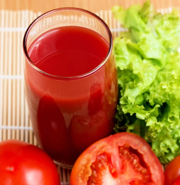 Le verre de jus de tomate indique des rafraîchissements et des rafraîchissements soif — Photo