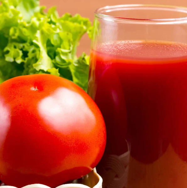 Jus de tomate en verre signifie boisson et boisson — Photo