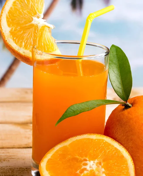 Le jus d'orange pressé représente les agrumes et les fruits frais — Photo