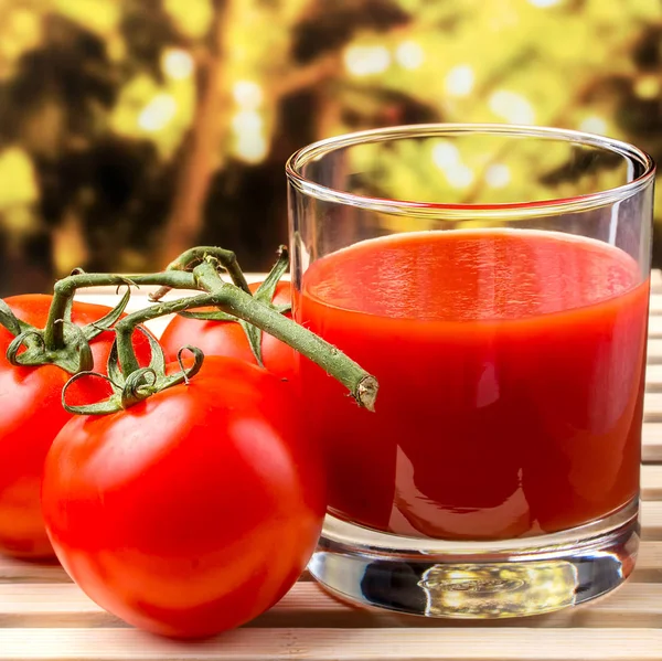 Rip jus de tomate représente boissons assoiffées et boire — Photo