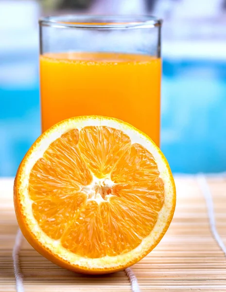 泳池饮品展示新鲜榨橙和饮料 — 图库照片