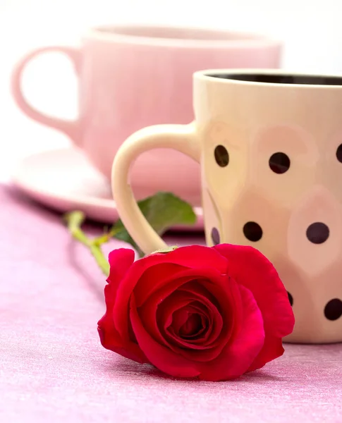 Rose ve kahve gösterir kafeinsiz kafein ve demlemek — Stok fotoğraf
