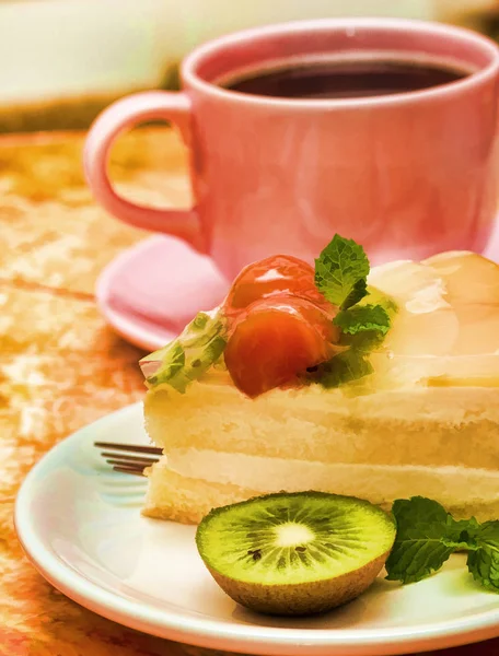 Kávé eper torta azt jelenti, ital desszertek, desszert — Stock Fotó