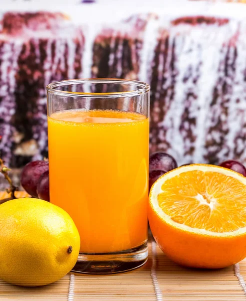 Une boisson orange saine montre un rafraîchissement mûr et des oranges — Photo