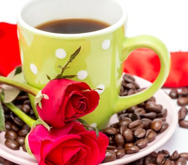 Sıcak bir içecek ve Espresso kahve çekirdekleri taze gösterir 