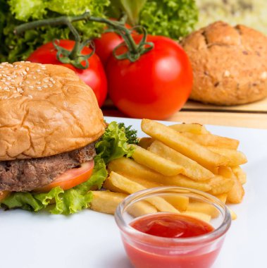 Burger yemek anlamına gelir Fast Food ve lezzetli cips