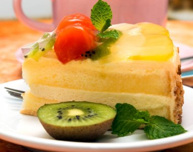 Taze krema kek ve tatlı lezzetli Çilekli pasta gösterir