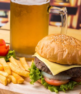 Bira ile Burger yemeye hazır ve alkolizm gösterir  