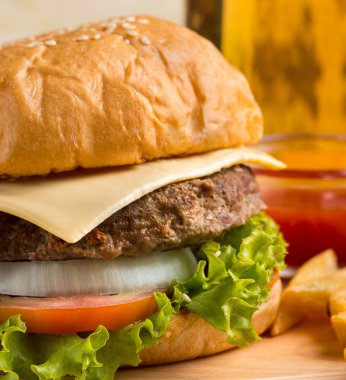 Abur cubur ve Bun Burger rulo gösterir  