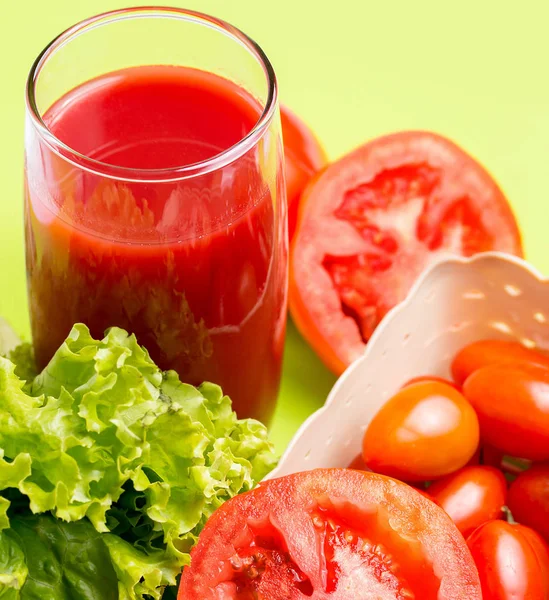 Le jus de tomate juteux indique un rafraîchissement soif et des rafraîchissements — Photo