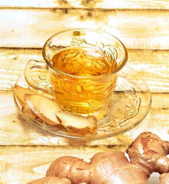 Освежающий имбирный чай показывает напитки и травы — стоковое фото