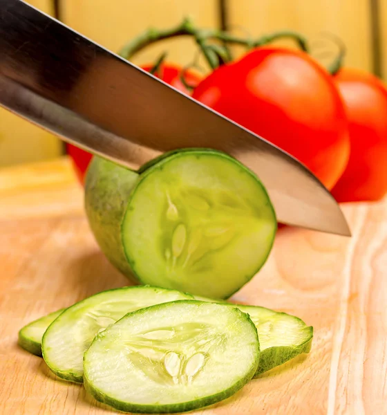 Hakken komkommer vertegenwoordigt voorbereiding Cook en snijden — Stockfoto