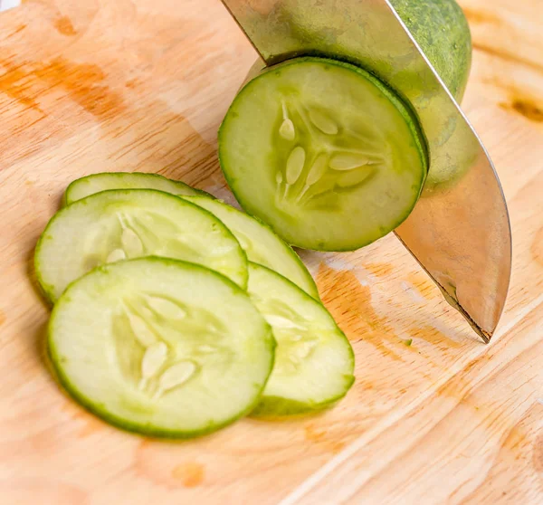 Gurken in Scheiben schneiden, fertig für den Salat — Stockfoto