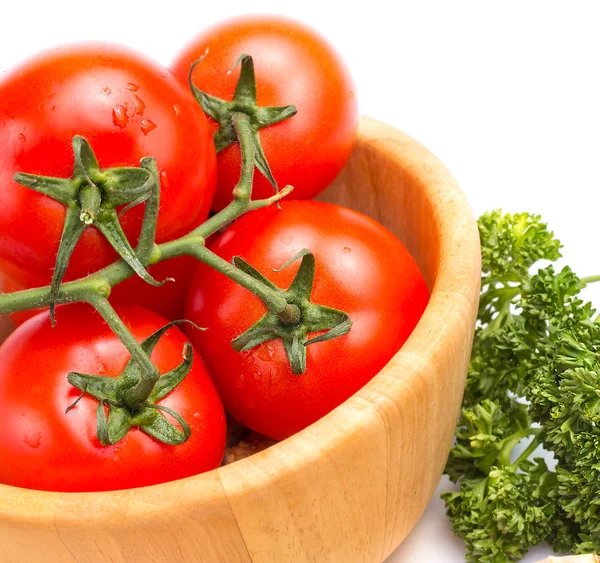 Primo piano di pomodori freschi in una ciotola sul tavolo con insalata — Foto Stock