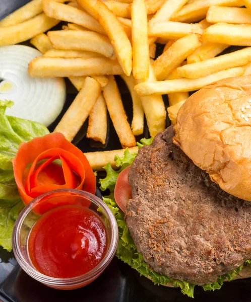 Patatas fritas y hamburguesas indica listo para comer y hamburguesas — Foto de Stock