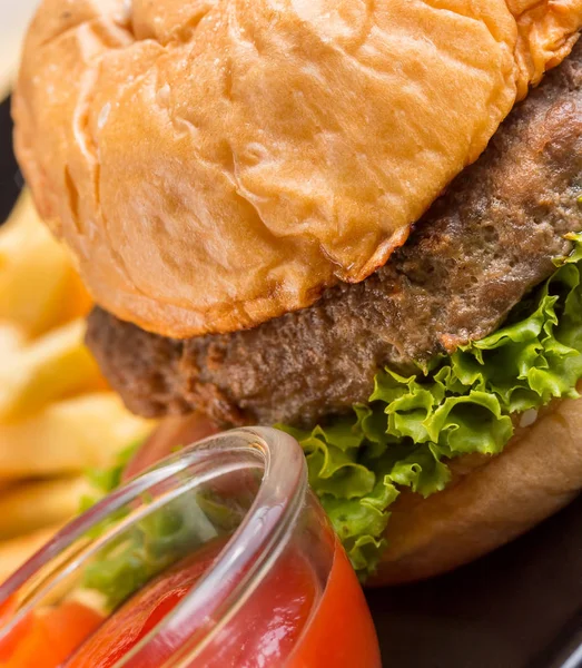 Cena de hamburguesa de carne significa cuarto de libra y pan — Foto de Stock