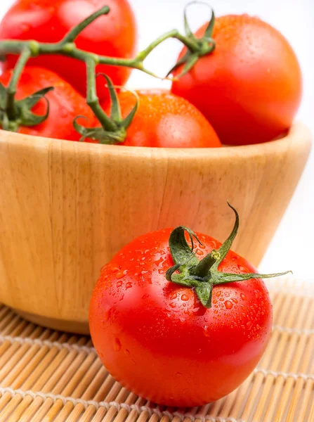 Świeże pomidory w misce na stole — Zdjęcie stockowe
