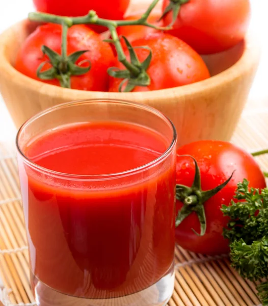 Pomidorowy sok warzywny reprezentuje orzeźwiające drinki i napoje — Zdjęcie stockowe