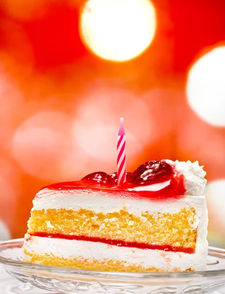 Tvarohový dort s piniovými představuje kus slaví narozeniny a oslavy — Stock fotografie