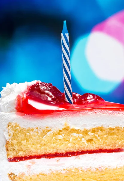 Torta di compleanno alla fragola Indica deliziosi dessert e frutta — Foto Stock