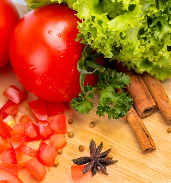 Koken tomaten geeft kaneelstokje en kruidig — Stockfoto