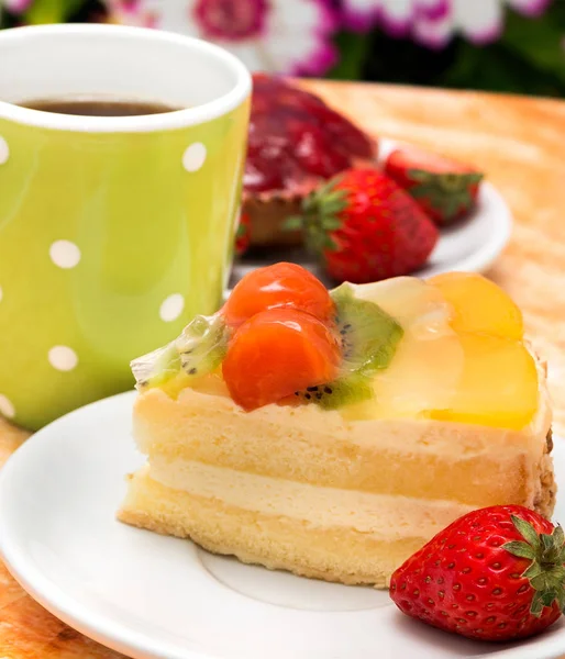 Strawberry Fruit Cake Shows Fresh Cream Gateau And Bakery — Stock Photo, Image