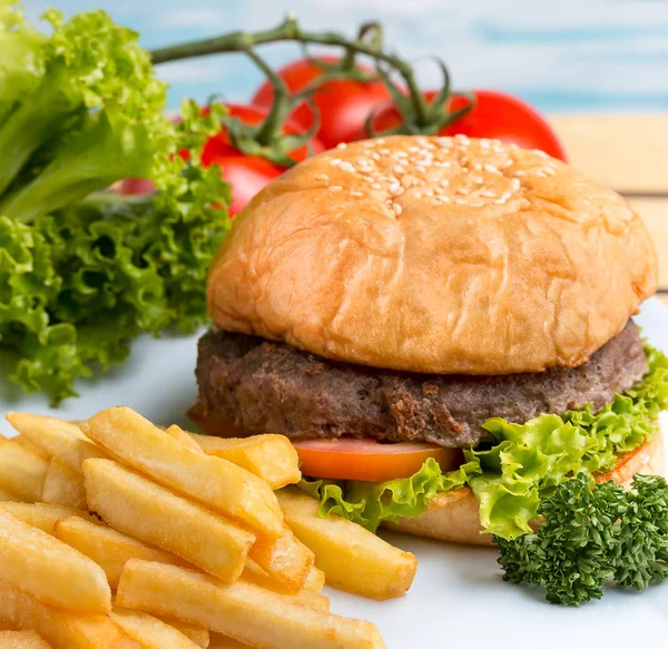 La cena de hamburguesa de res representa comida chatarra y pan — Foto de Stock