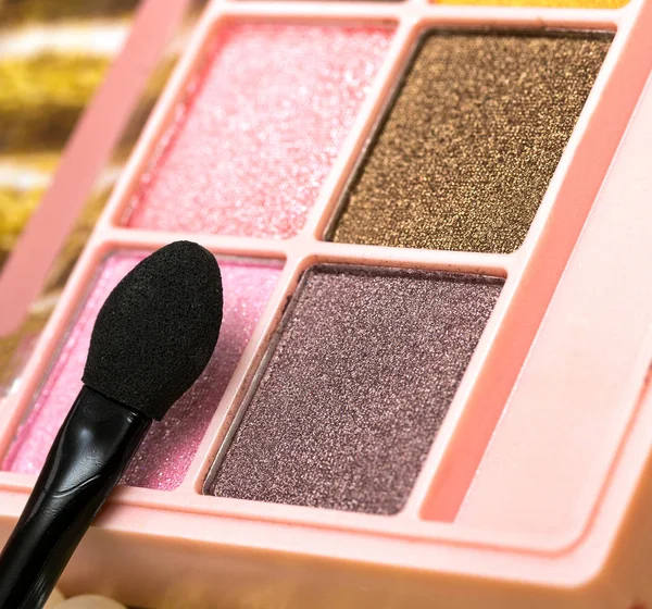 Oog make-up borstel toont schoonheidsproduct en cosmetologie — Stockfoto