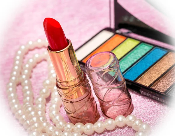 Rouge à lèvres et maquillage signifie produits de beauté et cosmétiques — Photo