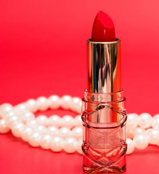 Punainen huulipuna tarkoittaa kauneudenhoitotuotteita ja kosmetiikkaa — kuvapankkivalokuva