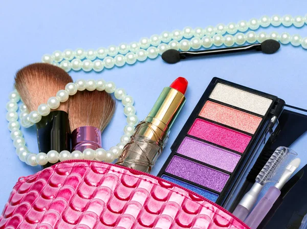 Make-ups en lippenstift betekent Beauty producten en cosmetica — Stockfoto