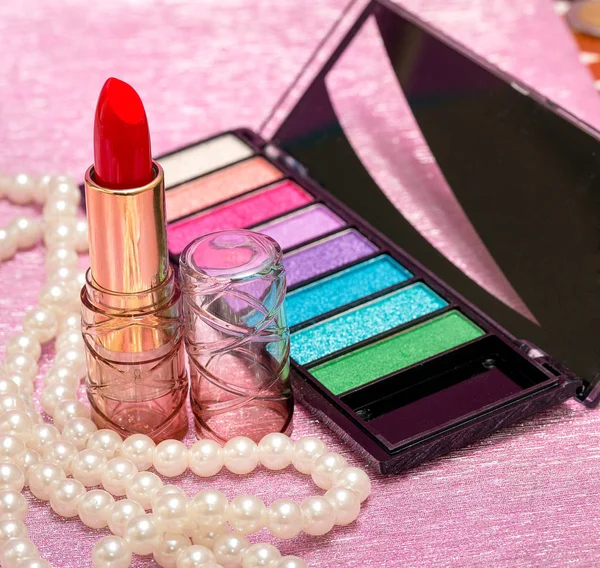 Rode lippenstift vertegenwoordigt make-up en gezicht — Stockfoto