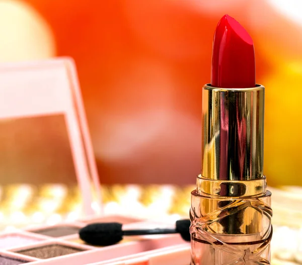 Rouge à lèvres rouge maquillage montre des produits de beauté et de cosmétologie — Photo
