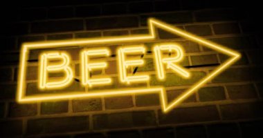 Neon bira tabelası Direction barı ya da barı gösteriyor. Bir kafe ya da restoran için bira fabrikası tabelası - 4K