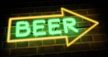 Neon bira tabelası Direction barı ya da barı gösteriyor. Bir kafe ya da restoran için bira fabrikası tabelası - 4K