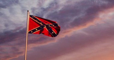 Gökyüzünde dalgalanan Konfederasyon bayrağı Amerikan İç Savaşı 'nı gösteriyor. Tarihsel Amerikan amblemi Konfederasyon bayrağıdır - 4k