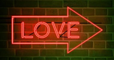 Neon aşk işareti, gece kulübü ya da masaj için aydınlatılmış bir reklam. parlayan mesaj veya floresan işareti - 4k