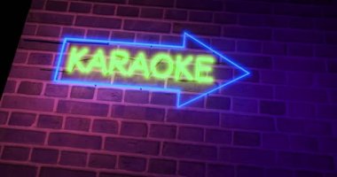 Karaoke neon levhası barın üzerinde ya da açık mikrofon tesisinde parlıyor. Şarkı söylemek ya da şarkı söylemek için eğlence stüdyosu - 4K