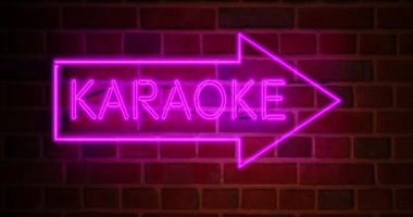 Karaoke neon levhası barın üzerinde ya da açık mikrofon tesisinde parlıyor. Şarkı söylemek ya da şarkı söylemek için eğlence stüdyosu - 4K