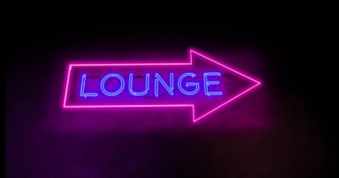 Neon Lounge tabelası rahatlama için havaalanı barını gösteriyor. Renkli bir reklam ya da tipografi ile grafik - 4k
